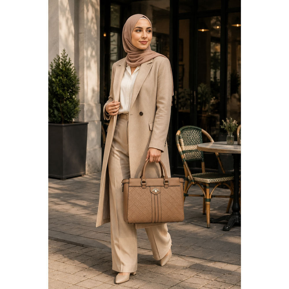 کیف دستی زنانه قهوه‌ای طرح‌دار با یراق زنبوری | ابعاد 26*36